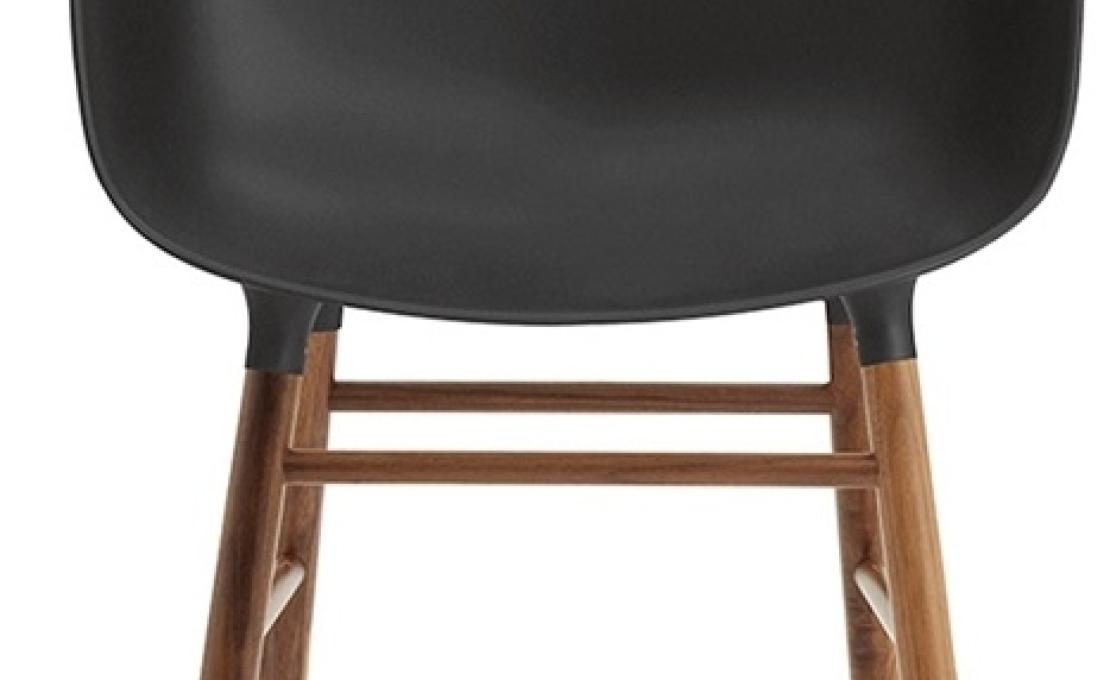 Кресло от фабрики Normann Copenhagen модель Form Arm With Wood Legs