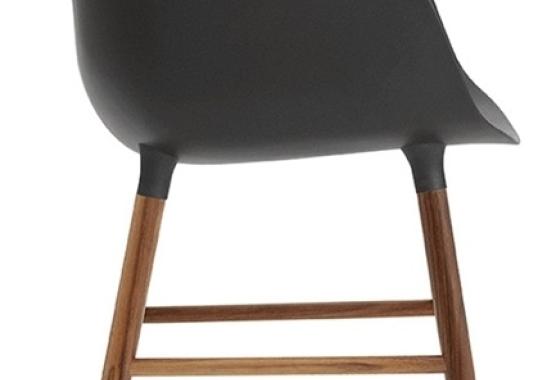 Кресло от фабрики Normann Copenhagen модель Form Arm With Wood Legs