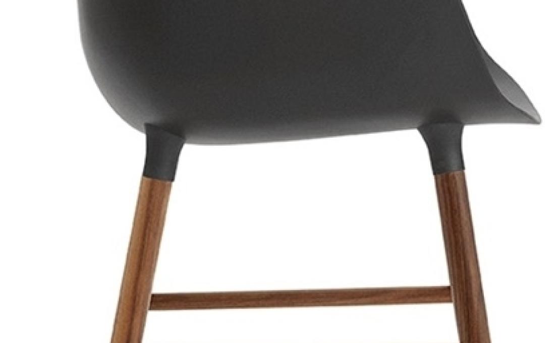Кресло от фабрики Normann Copenhagen модель Form Arm With Wood Legs