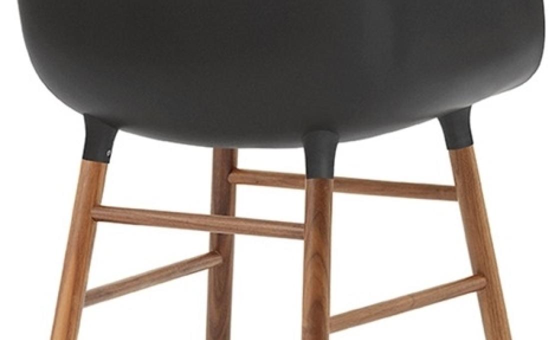 Кресло от фабрики Normann Copenhagen модель Form Arm With Wood Legs