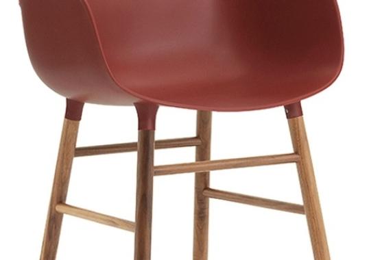 Кресло от фабрики Normann Copenhagen модель Form Arm With Wood Legs
