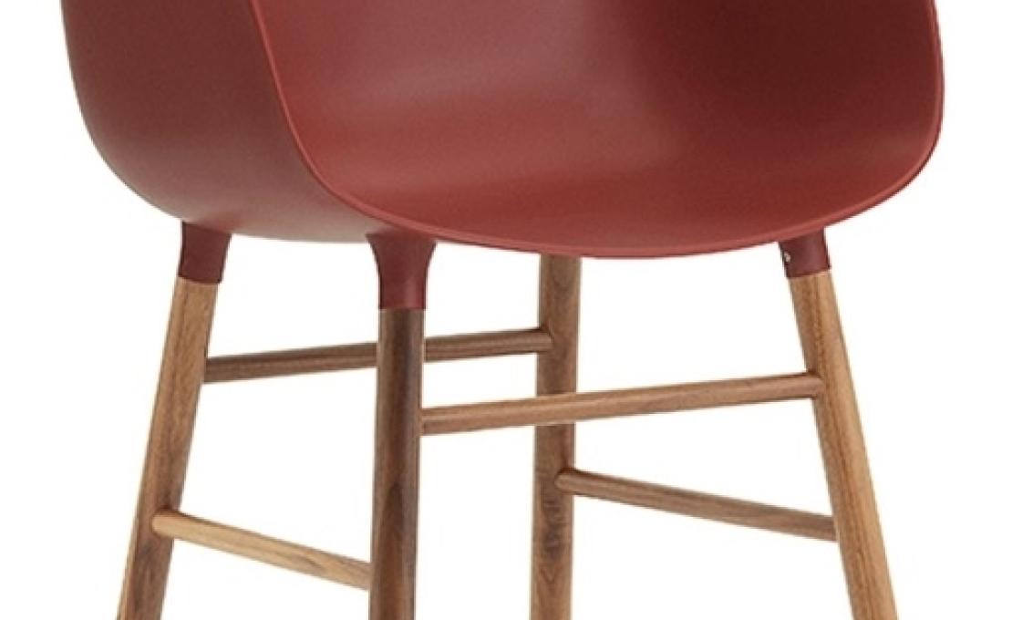 Кресло от фабрики Normann Copenhagen модель Form Arm With Wood Legs