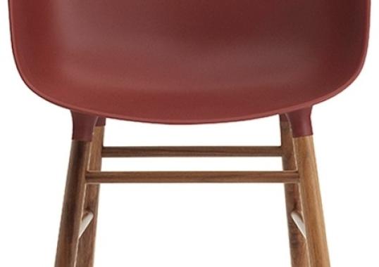 Кресло от фабрики Normann Copenhagen модель Form Arm With Wood Legs