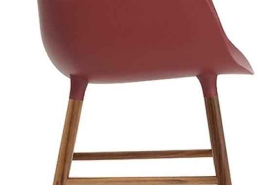 Кресло от фабрики Normann Copenhagen модель Form Arm With Wood Legs