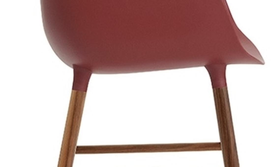 Кресло от фабрики Normann Copenhagen модель Form Arm With Wood Legs