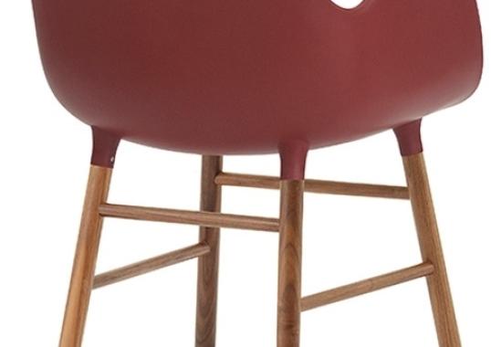 Кресло от фабрики Normann Copenhagen модель Form Arm With Wood Legs