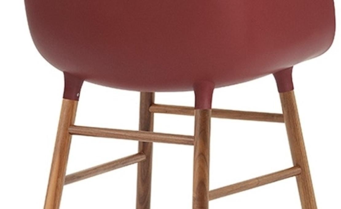 Кресло от фабрики Normann Copenhagen модель Form Arm With Wood Legs