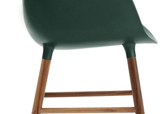 Кресло от фабрики Normann Copenhagen модель Form Arm With Wood Legs