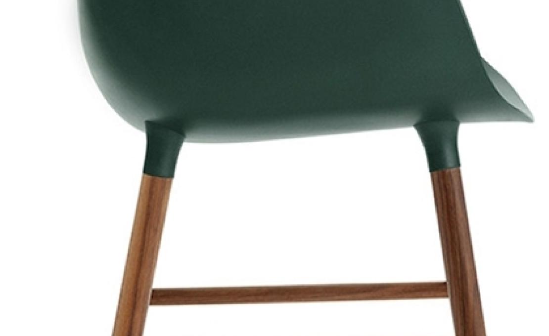Кресло от фабрики Normann Copenhagen модель Form Arm With Wood Legs