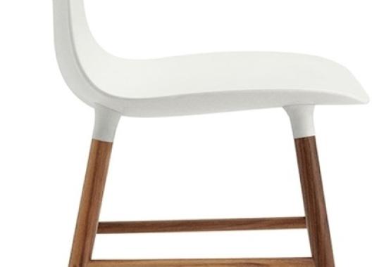 Стул от фабрики Normann Copenhagen модель Form  With Wood Legs