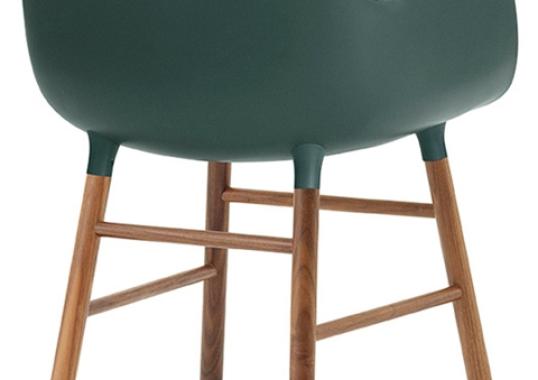 Кресло от фабрики Normann Copenhagen модель Form Arm With Wood Legs