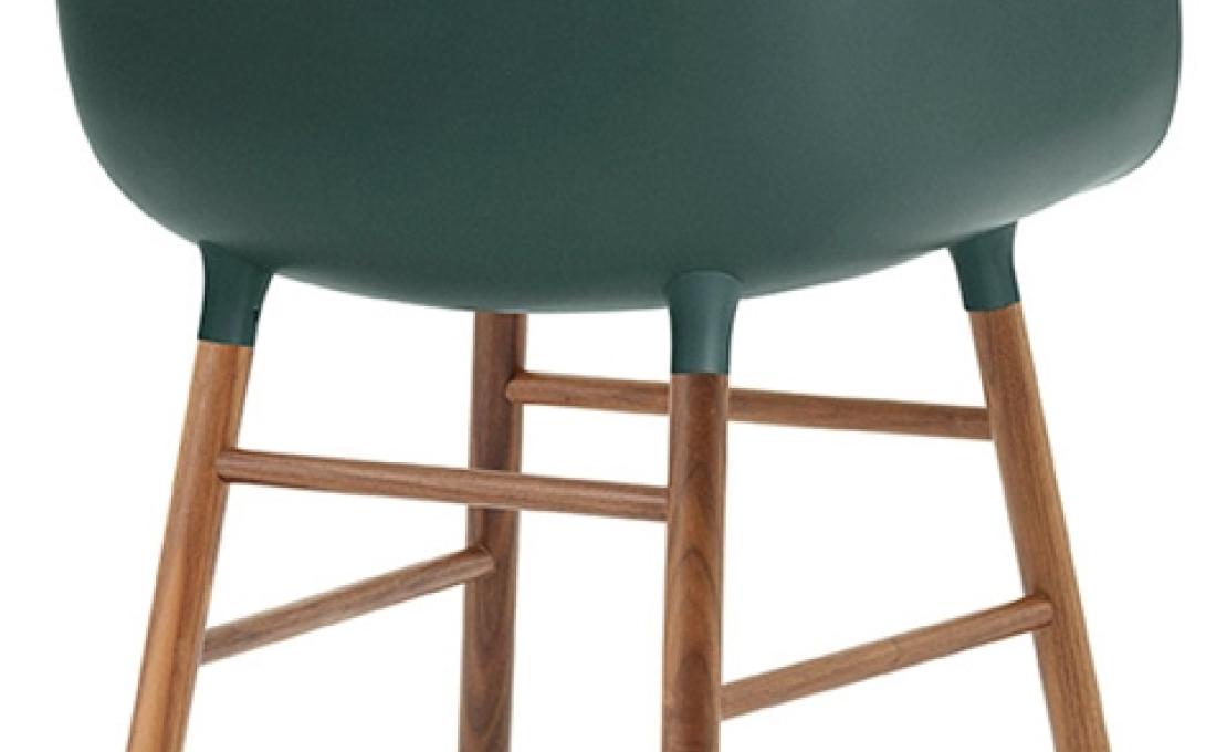 Кресло от фабрики Normann Copenhagen модель Form Arm With Wood Legs