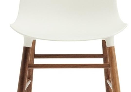 Стул от фабрики Normann Copenhagen модель Form  With Wood Legs