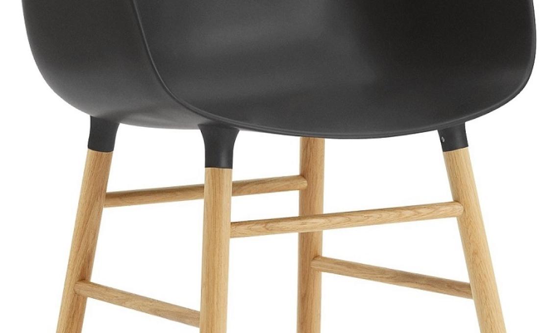 Кресло от фабрики Normann Copenhagen модель Form Arm With Wood Legs