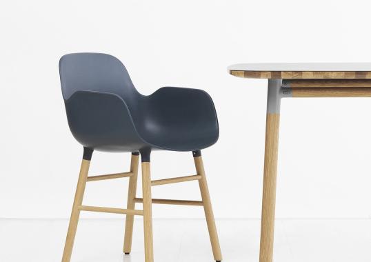 Кресло от фабрики Normann Copenhagen модель Form Arm With Wood Legs