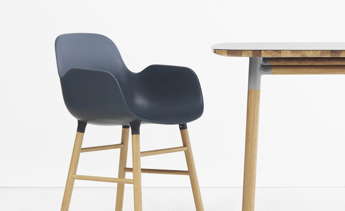 Кресло от фабрики Normann Copenhagen модель Form Arm With Wood Legs