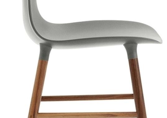 Стул от фабрики Normann Copenhagen модель Form  With Wood Legs