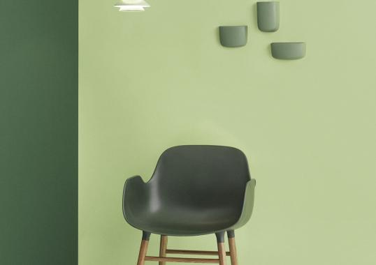 Кресло от фабрики Normann Copenhagen модель Form Arm With Wood Legs