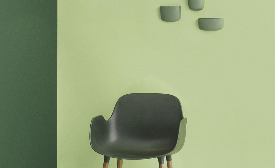 Кресло от фабрики Normann Copenhagen модель Form Arm With Wood Legs