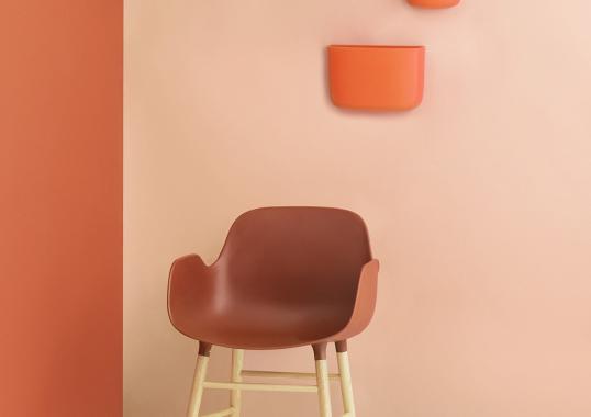 Кресло от фабрики Normann Copenhagen модель Form Arm With Wood Legs