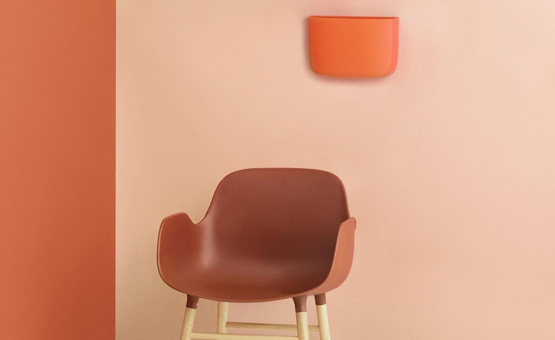 Кресло от фабрики Normann Copenhagen модель Form Arm With Wood Legs