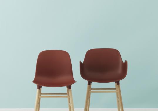 Кресло от фабрики Normann Copenhagen модель Form Arm With Wood Legs