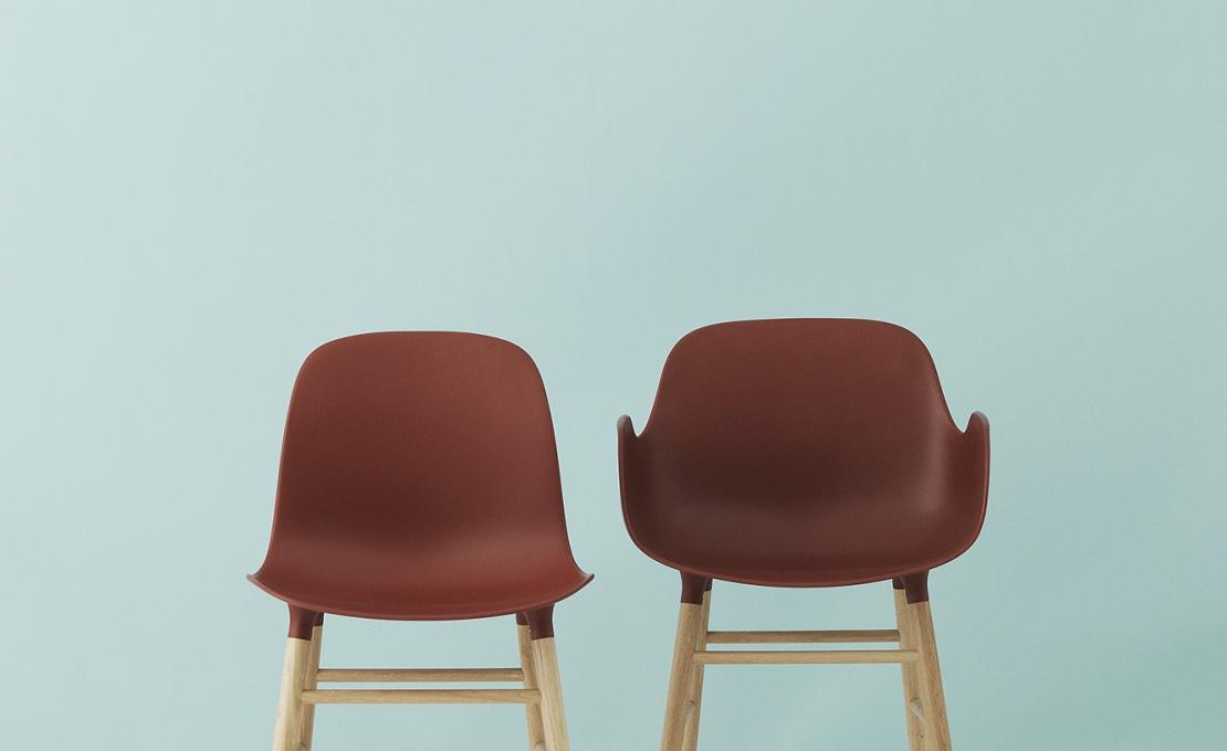 Кресло от фабрики Normann Copenhagen модель Form Arm With Wood Legs