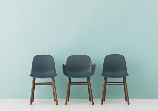 Кресло от фабрики Normann Copenhagen модель Form Arm With Wood Legs