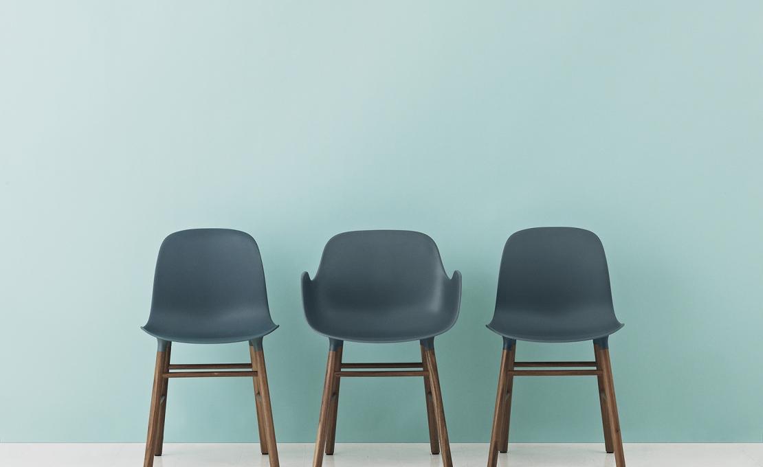 Кресло от фабрики Normann Copenhagen модель Form Arm With Wood Legs