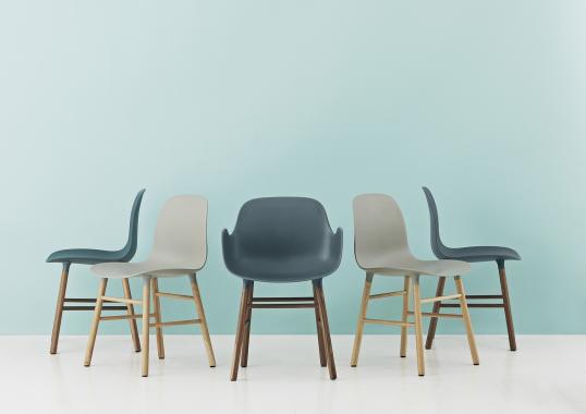 Кресло от фабрики Normann Copenhagen модель Form Arm With Wood Legs