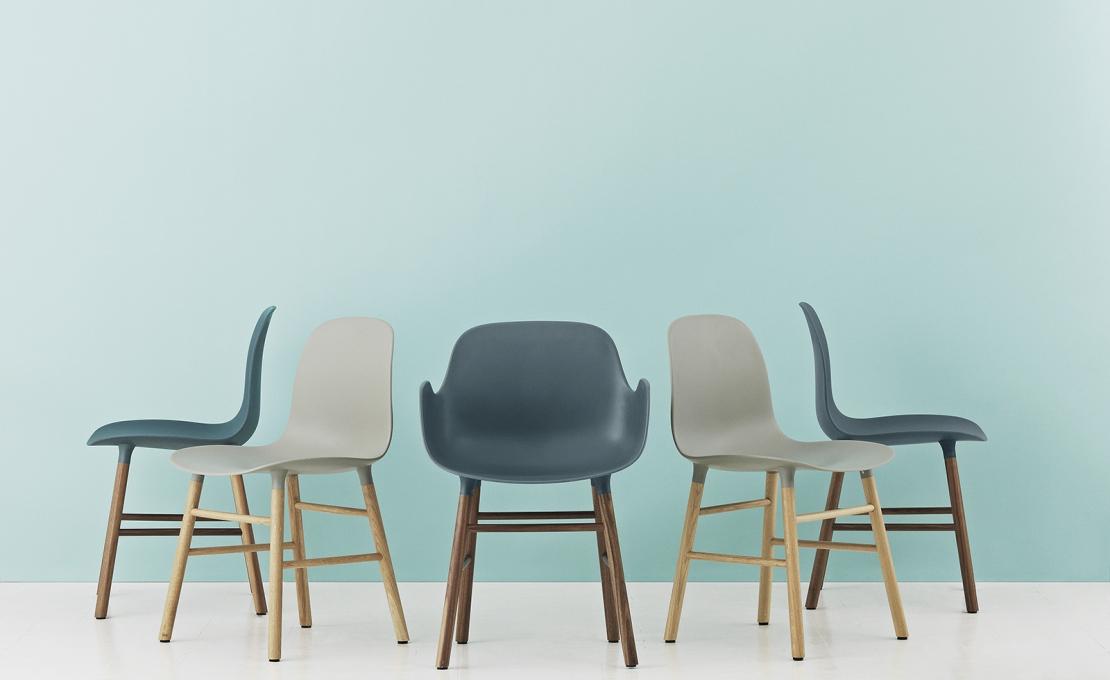 Кресло от фабрики Normann Copenhagen модель Form Arm With Wood Legs