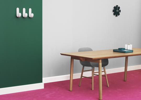 Кресло от фабрики Normann Copenhagen модель Form Arm With Wood Legs