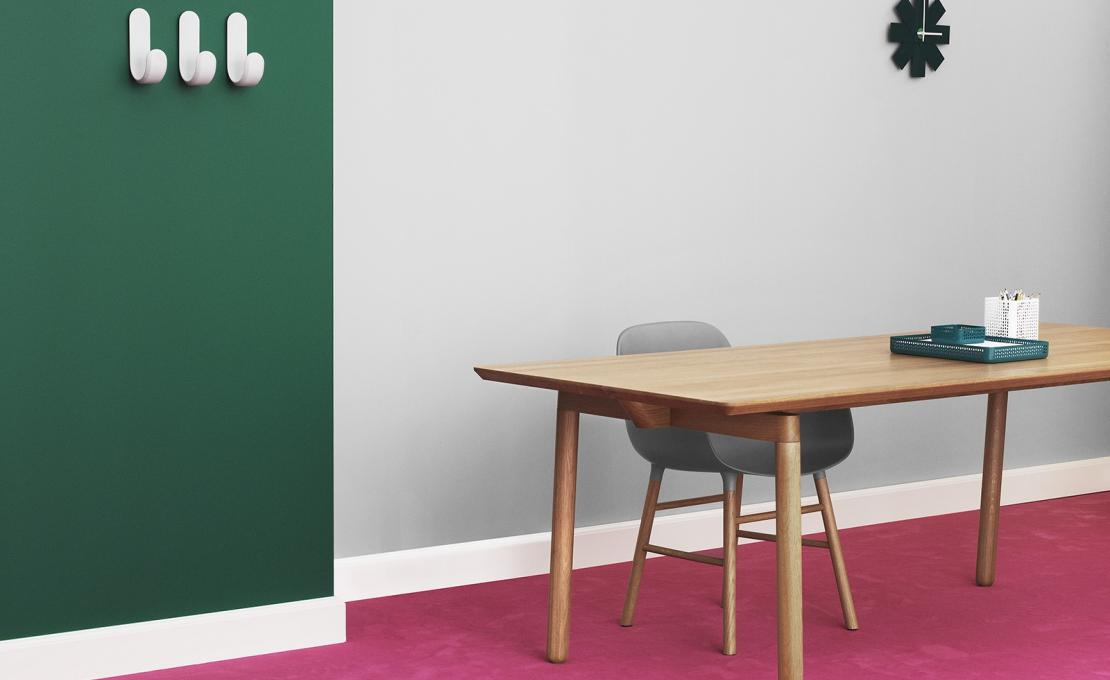 Кресло от фабрики Normann Copenhagen модель Form Arm With Wood Legs