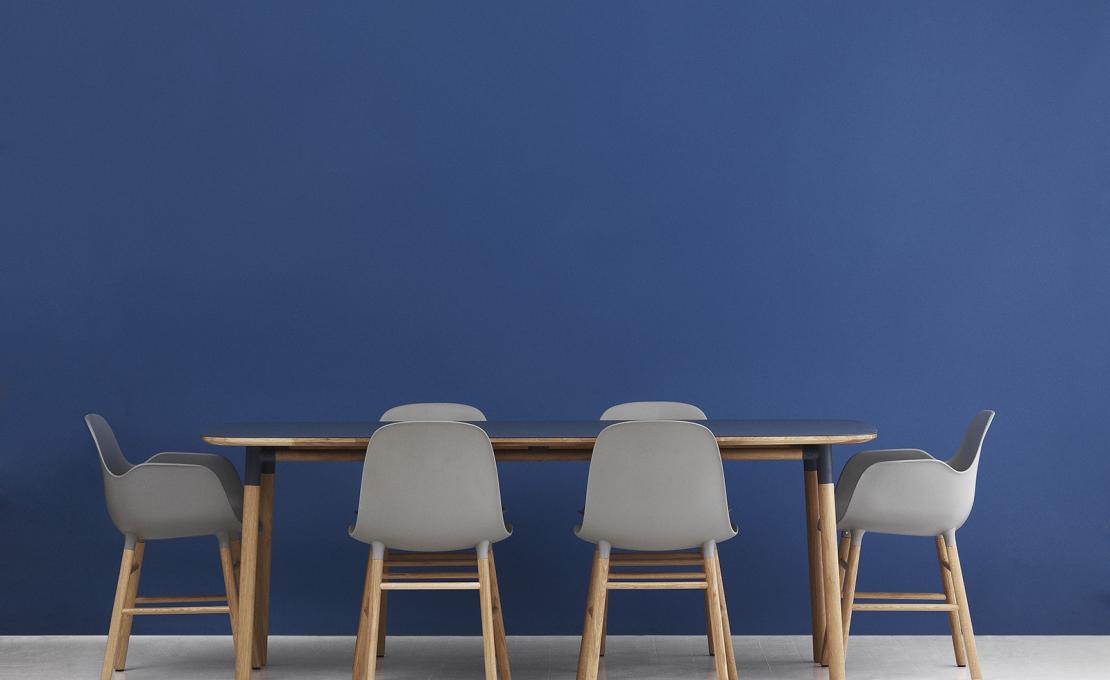 Кресло от фабрики Normann Copenhagen модель Form Arm With Wood Legs