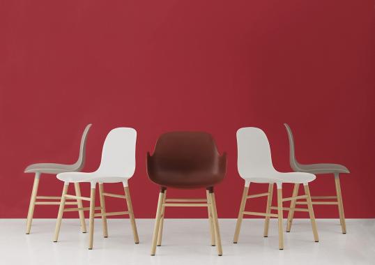 Кресло от фабрики Normann Copenhagen модель Form Arm With Wood Legs