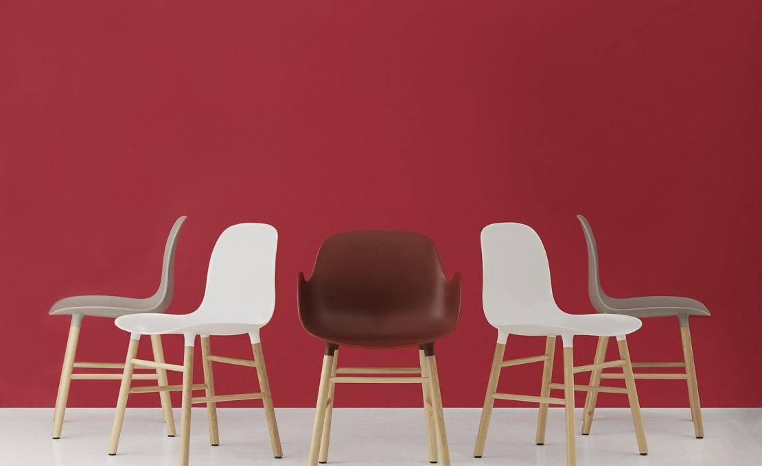 Кресло от фабрики Normann Copenhagen модель Form Arm With Wood Legs