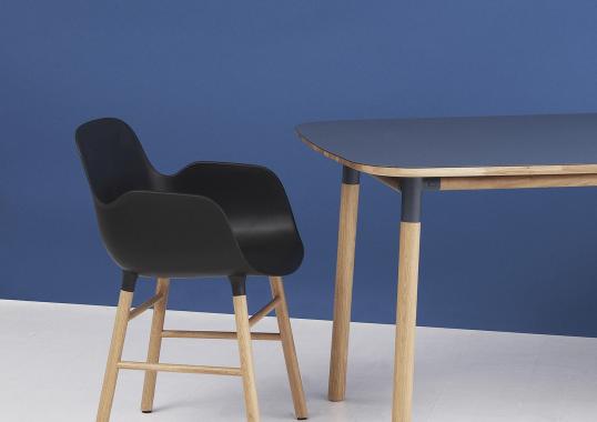 Кресло от фабрики Normann Copenhagen модель Form Arm With Wood Legs