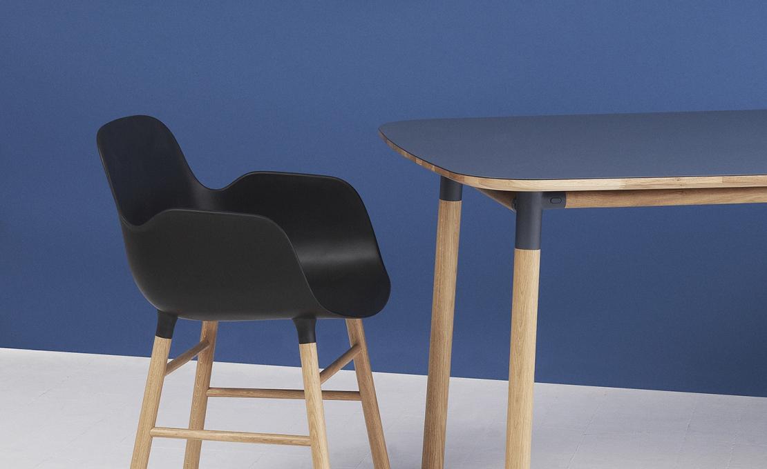Кресло от фабрики Normann Copenhagen модель Form Arm With Wood Legs