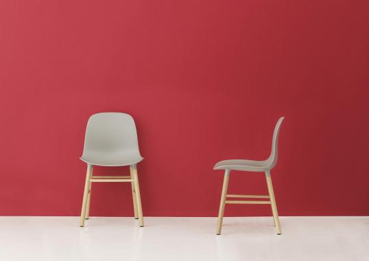 Стул от фабрики Normann Copenhagen модель Form  With Wood Legs