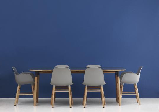 Стул от фабрики Normann Copenhagen модель Form  With Wood Legs