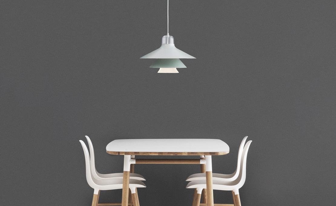 Стул от фабрики Normann Copenhagen модель Form  With Wood Legs