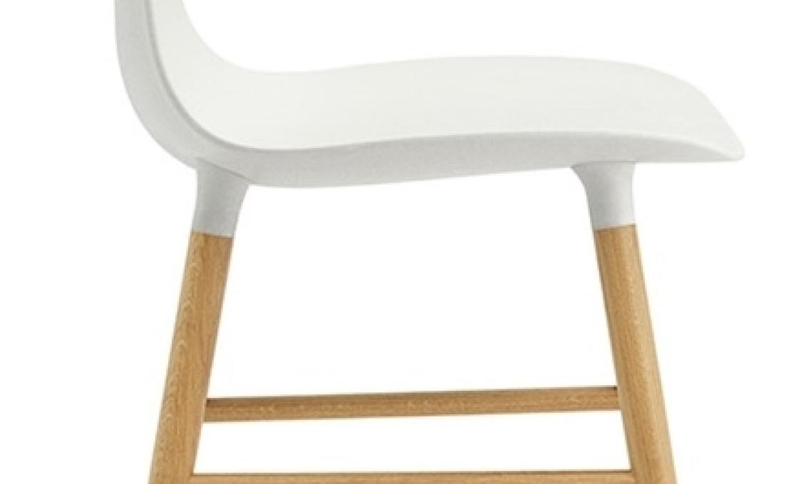Стул от фабрики Normann Copenhagen модель Form  With Wood Legs