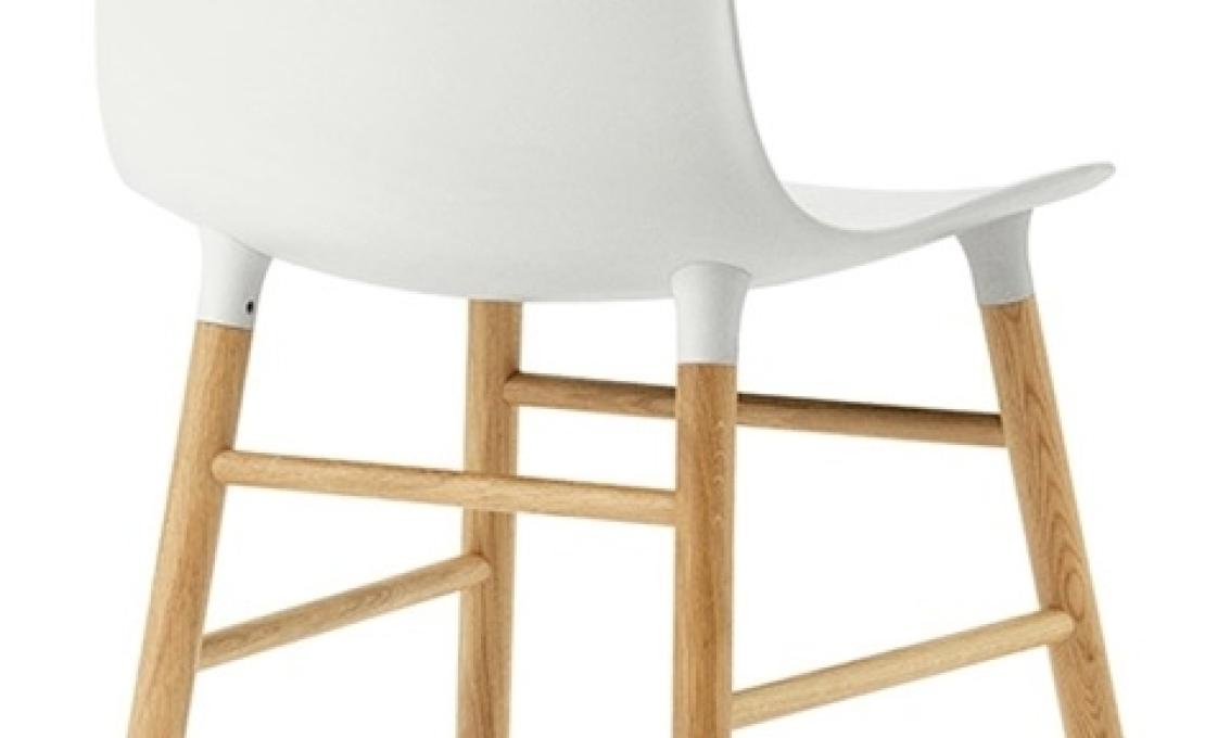 Стул от фабрики Normann Copenhagen модель Form  With Wood Legs