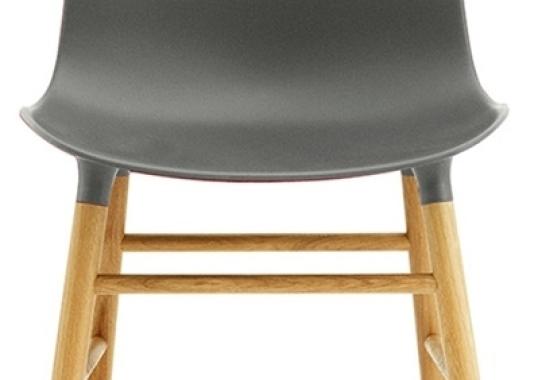 Стул от фабрики Normann Copenhagen модель Form  With Wood Legs