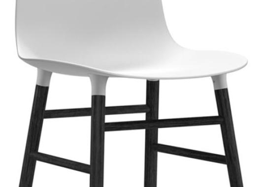 Стул от фабрики Normann Copenhagen модель Form  With Wood Legs