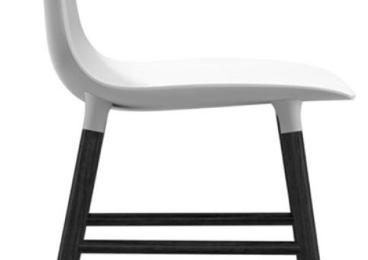 Стул от фабрики Normann Copenhagen модель Form  With Wood Legs