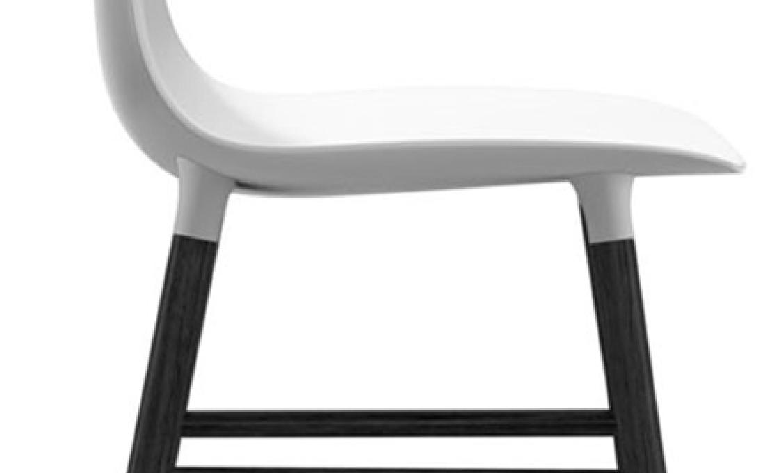 Стул от фабрики Normann Copenhagen модель Form  With Wood Legs