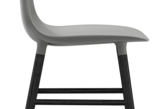Стул от фабрики Normann Copenhagen модель Form  With Wood Legs