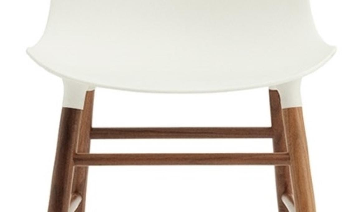 Стул от фабрики Normann Copenhagen модель Form  With Wood Legs