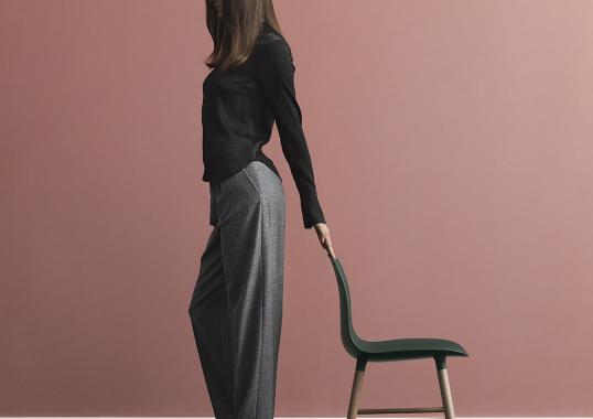 Стул от фабрики Normann Copenhagen модель Form  With Wood Legs